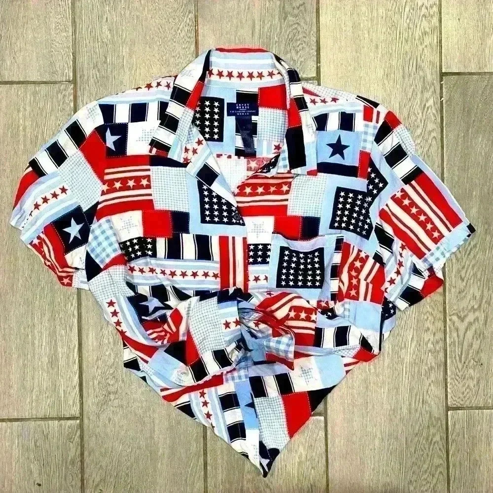 Women’s Patriotic Button Up Top size Medium - Picture 2 of 3